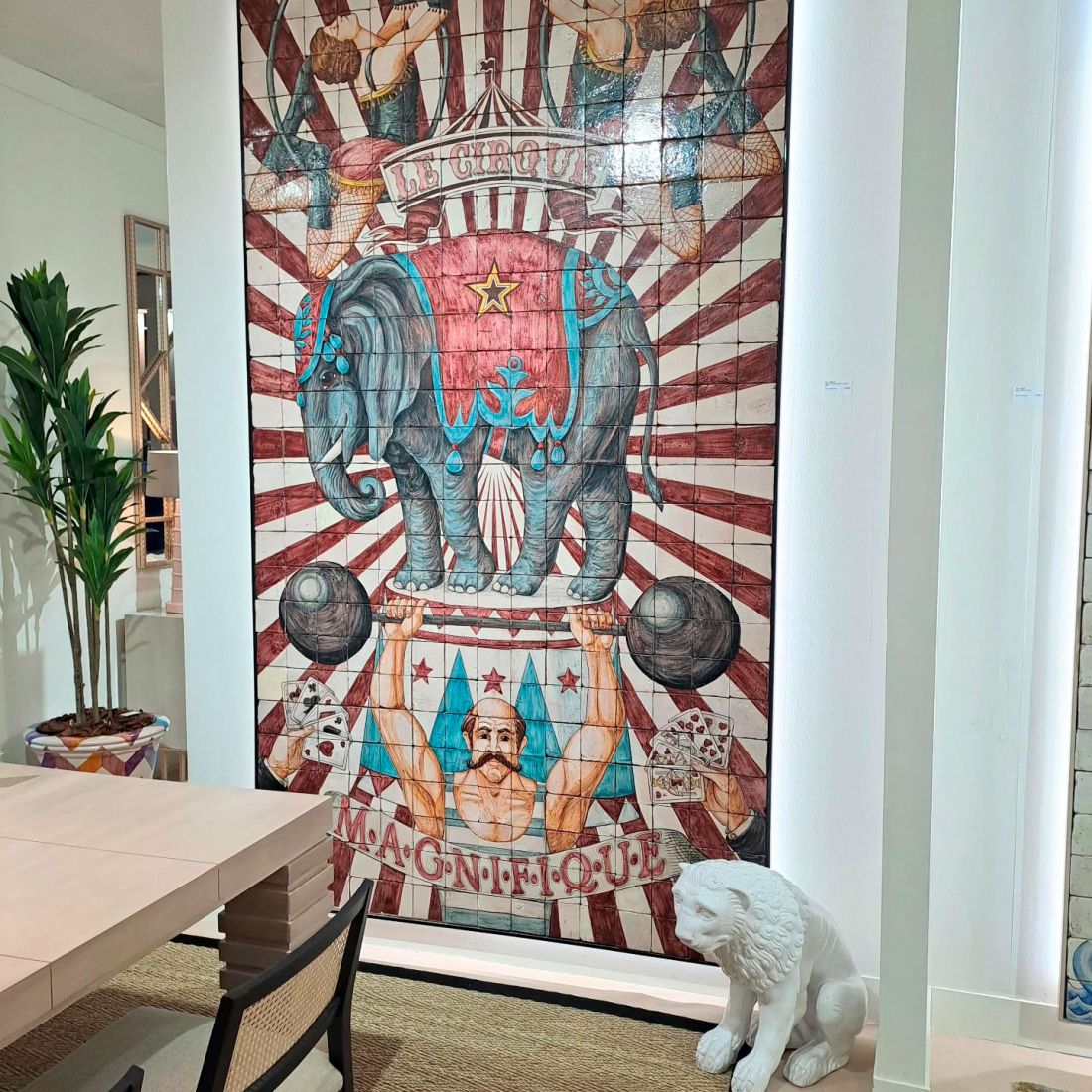 Interior de vivienda con mural en pared con temática de circo