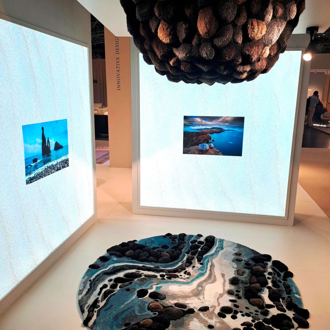 Sala de exposiciones con decoración y alfombra con temática de agua