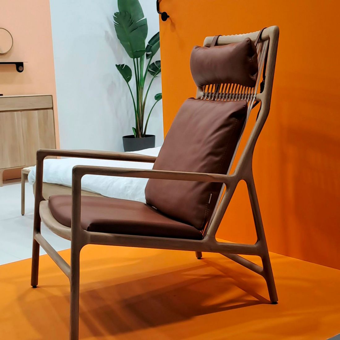 Silla butaca de diseño en madera y tapizado de cuero