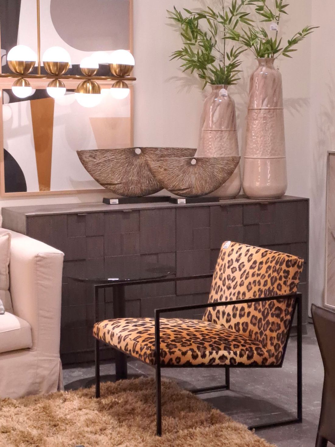 Muebles auxiliares, jarrones modernos y silla con tapizado de leopardo